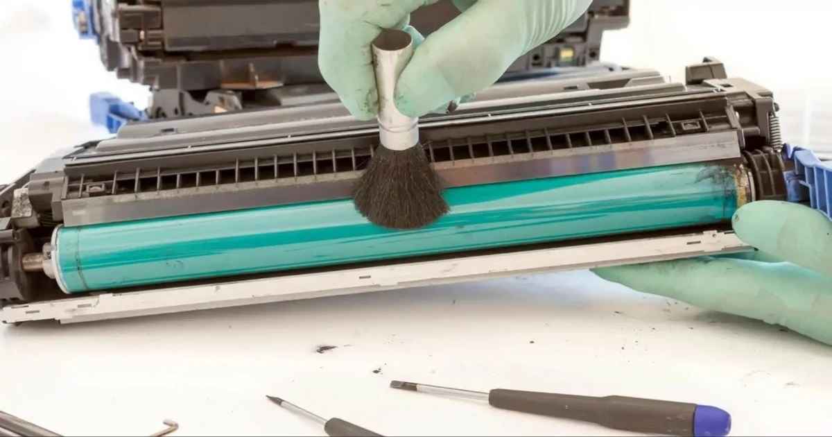 مرحله بعدی در چگونه سطل آشغال کارتریج را خالی کنیم، تمیز کردن سطل آشغال است.