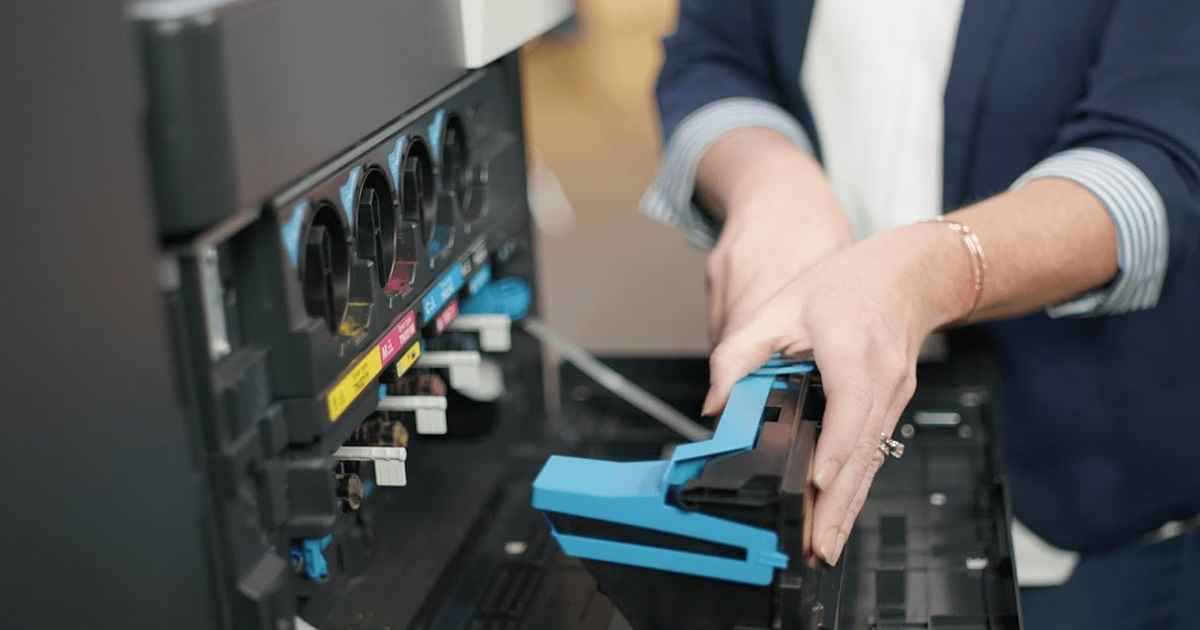 مرحله بعدی در چگونه سطل آشغال کارتریج را خالی کنیم، شناسایی سطل آشغال کارتریج است.
