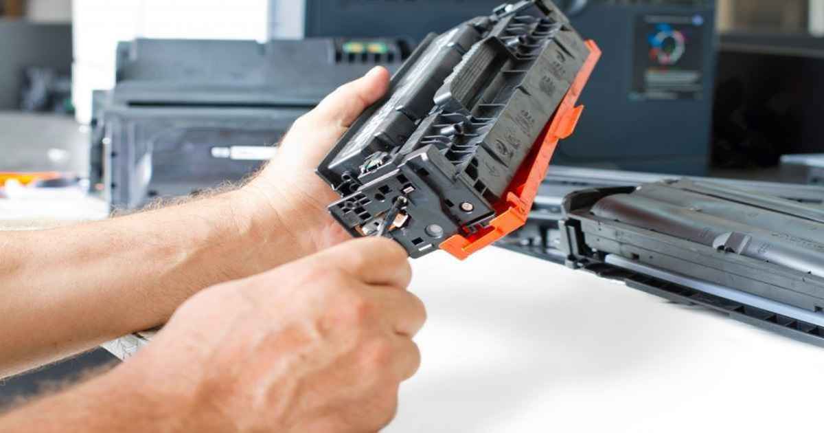 دومین مرحله از نحوه شارژ کارتریج، باز کردن درپوش کارتریج است.