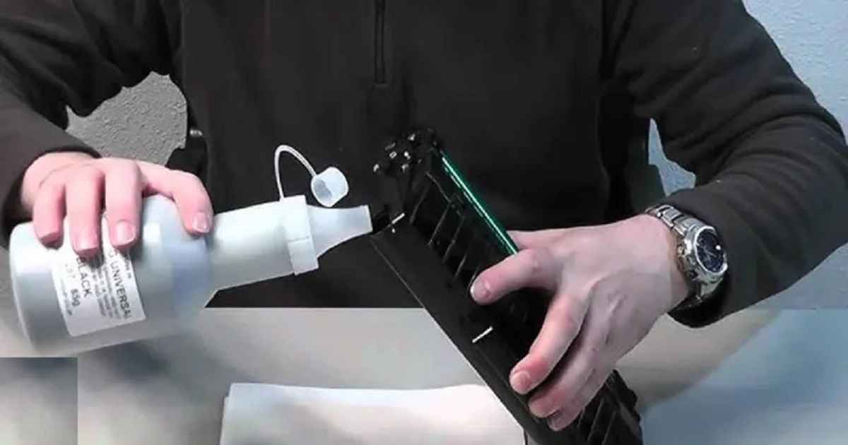 مرحله بعدی در نحوه شارژ کارتریج، پر کردن پودر تونر است.