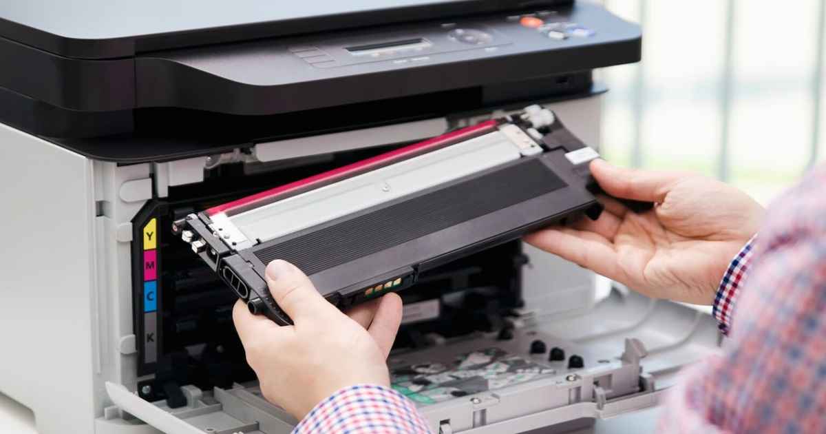 خارج کردن کارتریج تونر قدیمی، مرحله بعدی در تعویض تونر دستگاه کپی است.