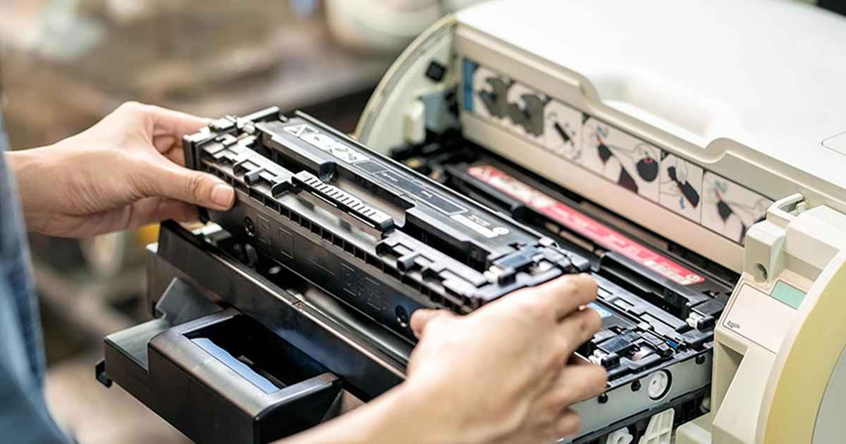 قبل از تعویض تونر دستگاه کپی،آمادهسازی تونر جدید را انجام دهید.