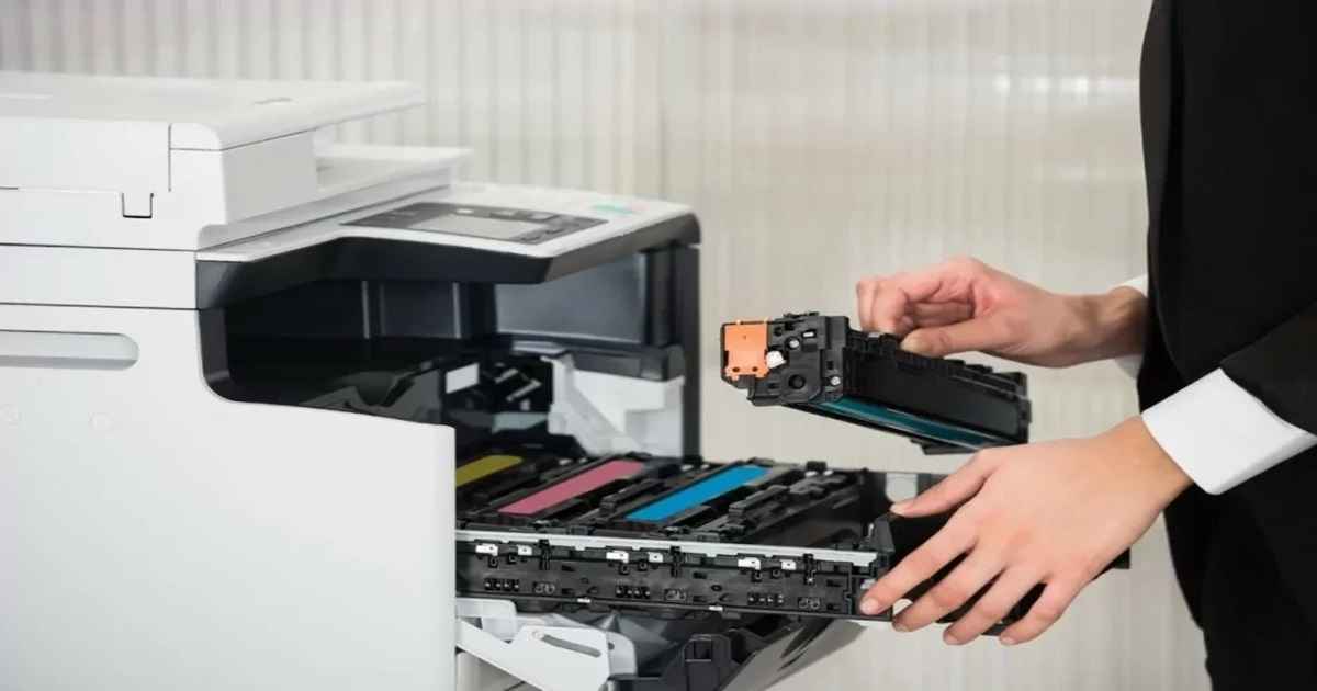 پس از تعویض تونر دستگاه کپی و نصب موفق تونر، درب محفظه را ببندید.